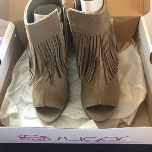 Opened toe, fringed heels